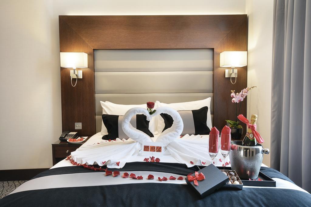 Park Grand London Lancaster Gate Ξενοδοχείο Εξωτερικό φωτογραφία A bed decorated for a honeymoon